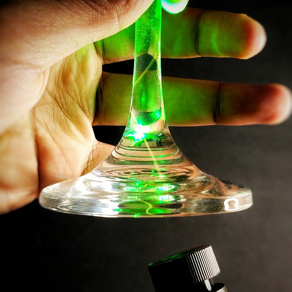 Demostration of Total-Internal-Reflection(TIR) in a wine glass